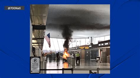 Vehículo de la policía se prende en llamas en el aeropuerto Dulles