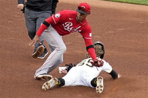 Velasquez helps Pirates beat Reds 2-0 for 7th straight win