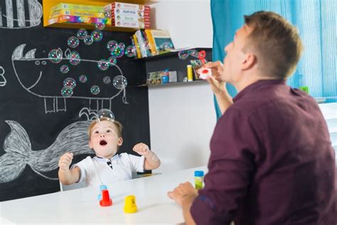 Velayet davaları nasıl sonuçlanır?Pedagog kaç yaş grubuna bakar? Pedagog 0-12 yaş arası çocukların gelişimi hakkında uzmanlaşmış, gerektiği zaman çocuğu eğiten ve anne babalara çocuklarına nasıl yaklaşacakları ve nasıl iletişim kuracakları konusunda danışmanlık veren Çocuk Gelişim ve Eğitimi bölümünden mezun olup uzmanlaşmış eğitmenlerdir.