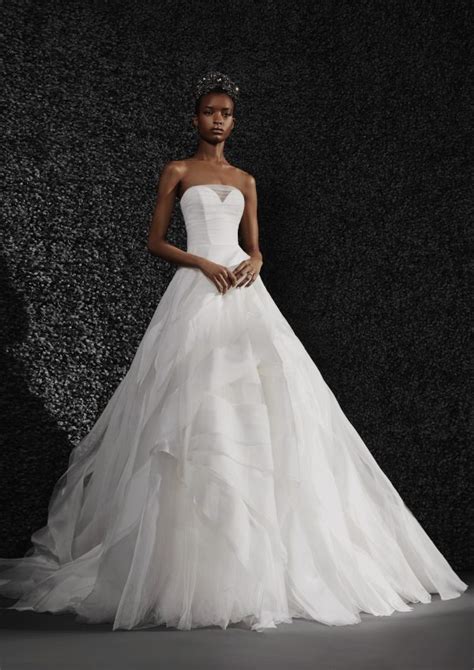 Vera wang wedding dress price. Vera Wang Fall 2020. Vera Wang's Fall 2020 collection celebrates her 30th year in the bridal industry and her 60th bridal collection. Defined by architectural, body-skimming designs, it is ... 