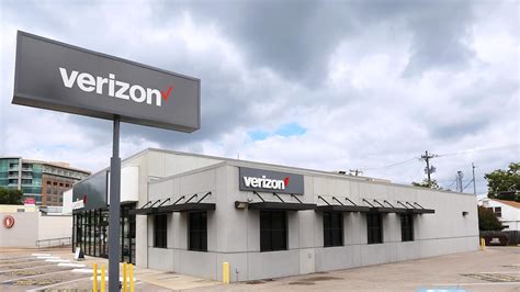 Find all Lancaster Pennsylvania Verizon retail store locations near 