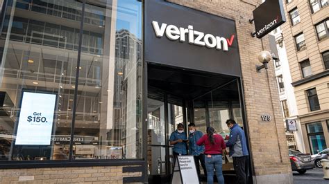 Verizon down san diego. Are you looking for a Verizon store near you? With more than 1,800 stores across the United States, it’s easy to find a Verizon store in your area. Whether you’re looking for a new phone, accessories, or help with your current device, you c... 