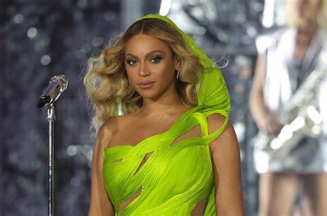 Verizon up beyonce. The BeyHive is buzzing with excitement over what fans believe will be a Beyoncé cameo during Verizon's commercial at this year's Super Bowl. Though there's no actual proof that the pop superstar ... 