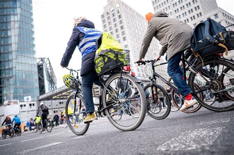 Verkehr : Knapp 200 Menschen bei Fahrrad-Demo in Berlin - Zeit