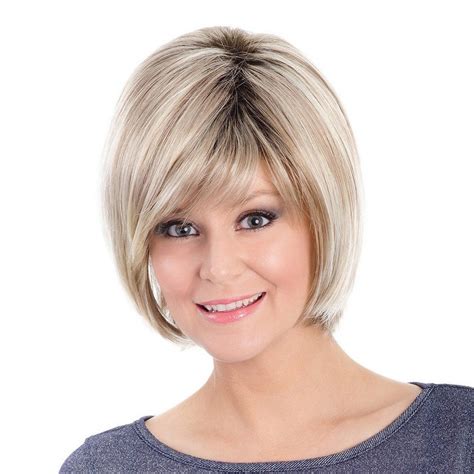 Verleihen Sie Ihrem Look mit einer kurzen Bob-Perücke einen Hauch von Glamour