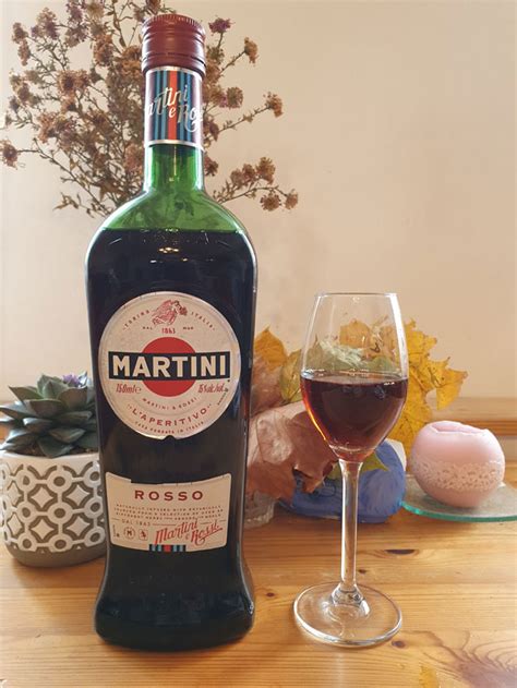 Vermouth rosso. Sweet (AKA red or rosso) vermouth is the most common – you’ll find it in cocktail recipes like the Manhattan and Negroni. It’s richer and sweeter than … 