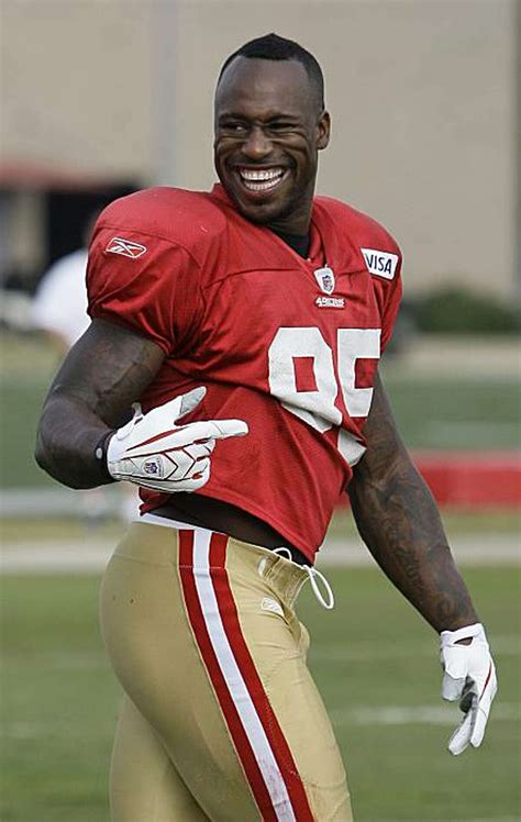 Vernon davis football. Dec 11, 2011 · Vernon Davis is one of the biggest physical specimens in the NFL. At 6’3 and 250 lbs., he possesses a raw combination of strength and athleticism with a jacked body to show. According to an interview with AskMen, he bench-pressed 465 pounds, power-cleaned 365 pounds, and squatted 685 pounds while playing college football at Maryland. 