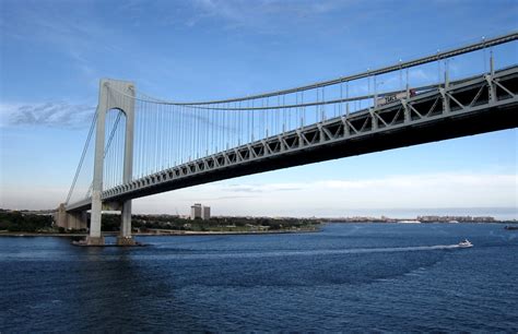 STATEN ISLAND, N.Y. — The MTA closed the upper level of the Verrazzano-Narrows Bridge to traffic in both directions Saturday morning due to hazardous conditions caused by Winter Storm Kenan.