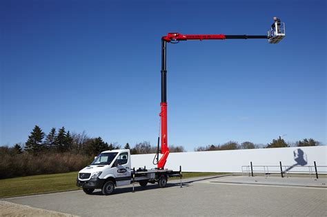 Versalift - This unit has unique stability features and has a maximum platform capacity of 2,200 lbs. CTA-130 is a high reach workhorse with a working height of 129’3” and a horizontal reach of 50’, and is available as insulated (CTA-130-I) or as non-insulated (CTA-130-S). With unique short jacking outriggers, this bucket truck has a maximum platform ... 