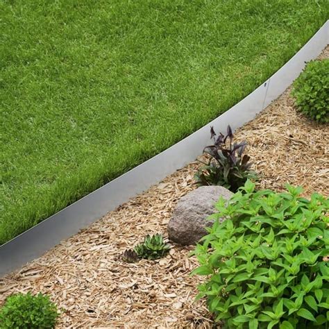 Vevor steel landscape edging. The steel lawn edging will create a clean and crisp line for your garden and lawn. 【FLEXIBLE & BENDABLE】- Our landscaping metal edging features outstanding toughness and can be bent at will to fit the corner or curve shape of your garden edge. 
