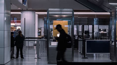 Viajeros que pagaron por pasar rápido los controles de seguridad del aeropuerto se enfrentan a retrasos