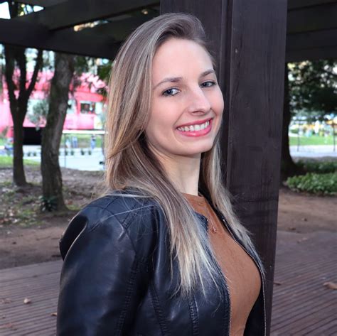 Victoria Sanders Messenger Porto Alegre