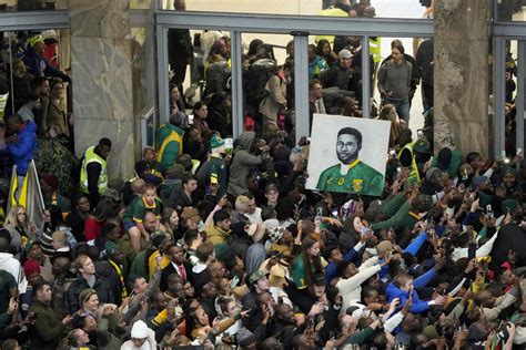 Victorious Springboks arrive back to a heroes’ welcome in South Africa