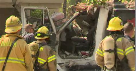 Video: Car goes off freeway, crashes into Oakland apartment building