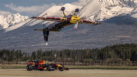 Video: Red Bull performs extreme stunt with F1 car and a