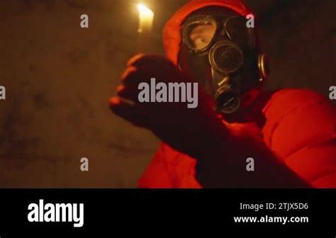 Video „Ukraine war. Shelter. Bunker, nuclear war, a man in a gas …