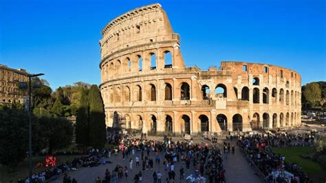 Video muestra a un turista tallando su nombre y el de su novia en el Coliseo romano