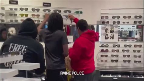 Video shows suspects ransacking store at Orange County mall