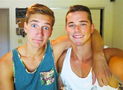 Aug 10, 2023 · Dans la web-série "Le Bon Duo", Nicolas et Ioan mettent en scène le quotidien d'un couple gay, plus que banal.Abonnez-vous à la chaîne YouTube du HuffPost dè... 
