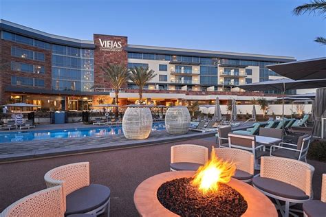 Das Viejas Hotel verfügt über 203 luxuriöse Zimmer und 34 VIP-Suiten, darunter einen üppigen, geräumigen Pool- und Loungebereich. Der Turm nur für Erwachsene im Viejas Casino & Willows Hotel, Willows Hotel & Spa bietet weitere 159 VIP-Suiten, luxuriöse Wellnesseinrichtungen, Salzwasserpools und einen neu erweiterten Spielbereich..