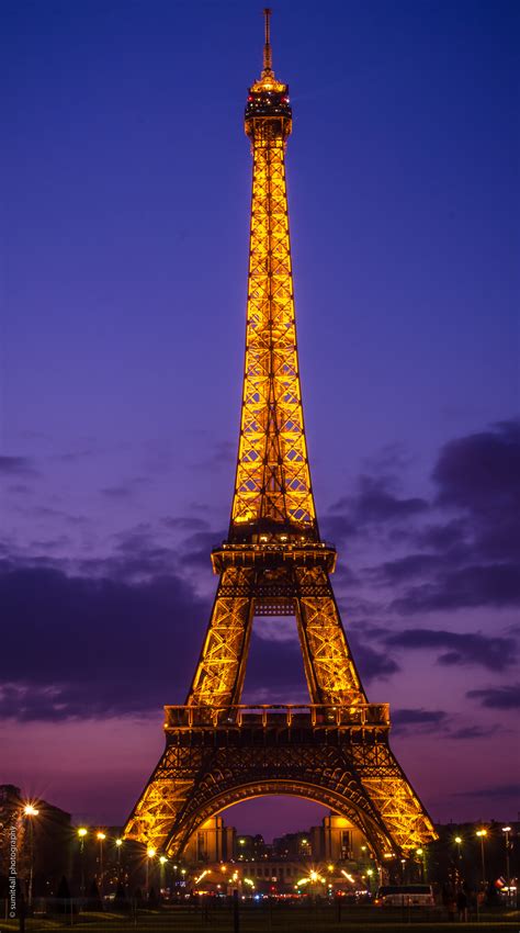 View of the Eiffel Tower: a stunning point of view