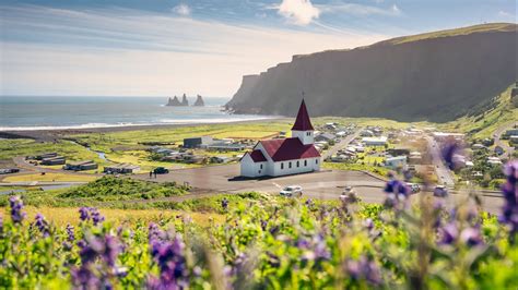 Vik. Vik í Mýrdal. Si vous prenez la route de la côte du sud de l’Islande pour découvrir la multitude de paysages, de montagnes, de lacs et de volcans qui s’y trouvent, alors vous pourrez également avoir l’occasion de faire une halte à Vík í Mýrdal. De par sa situation géographique, ce village est véritablement particulier puisqu ... 