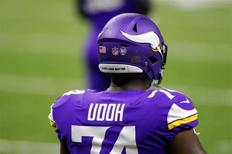 Vikings agree to terms with depth offensive lineman Oli Udoh