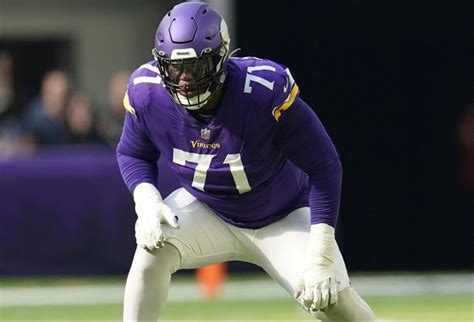 Vikings get major boost with left tackle Christian Darrisaw active against Eagles