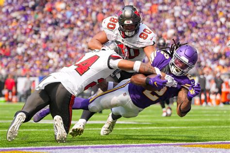 Vikings open season with a crushing 20-17 loss to Buccaneers