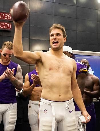 Vikings quarterback Kirk Cousins goes shirtless before game against Packers