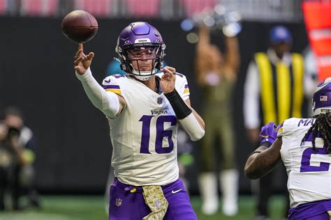 Vikings rookie quarterback Jaren Hall leaves first start with concussion