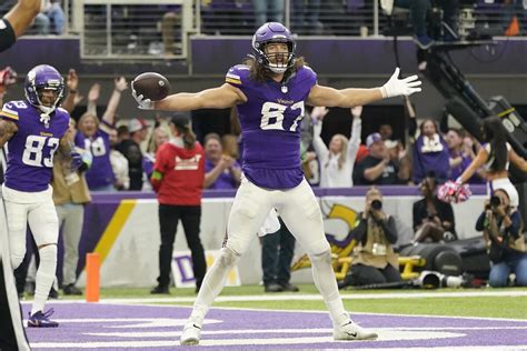 Vikings thriving on Dobbs-Hockenson connection founded in summer throwing sessions