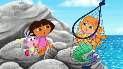 Dora and Boots set out to help Mariana the Mermaid to recover the magical crown to help wish the Mermaid Kingdom to be beautiful again and to stop the octopus from dumping trash on it. Dora et Babouche partent aider Mariana la sirène à retrouver la couronne magique pour que le royaume des sirènes soit à nouveau magnifique. . 