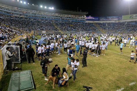 Vinculan tragedia en estadio de El Salvador con sobreventa y boletos falsos