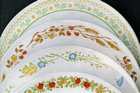 Before we dig into the details of old Corelle patterns, let’s see what it really is! You all might know the Corning company; it’s the same company that made Pyrex glass and kitchenware! Well, Corelle is one of their chains for simple and affordable dinnerware. So, most of its designs were simple and geometric! … See more