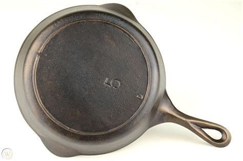 Here is a Vintage Unmarked #7 Cast Iron Griddle Skillet. I wa