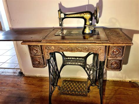 Vintage singer sewing machine for Sale Antiques