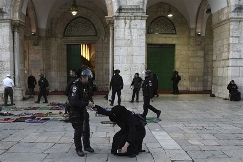 Violence at Jerusalem holy site raises fears of escalation