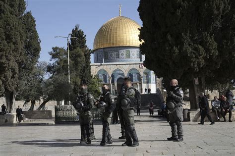 Violence at Jerusalem mosque prompts fears of wider fighting