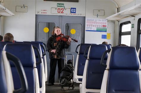 Violinist on Russian trains soothes weary commuters