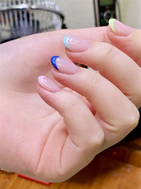 Best first review, right? These are pictures of my friends nails. She went to Nail Tek in Guntersville and THIS is what she left with. The man rushed her out because he wanted to go home. They arrived at 5 p.m. and they close at 7 p.m., meaning they had plenty of time to do the nails right.