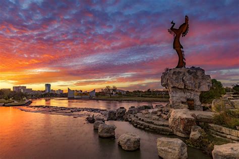 Situated right in the heart of the United States, Kansas is not only brimming with attractions to entice visitors, but is also perfectly situated as a springboard to the neighboring states of Colorado, Missouri, Oklahoma, and Nebraska.. 