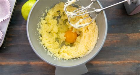 Vispa ägg och socker fluffigt.