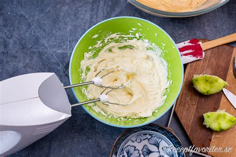 Vispa  fett  samt florsocker vitt  samt fluffigt.