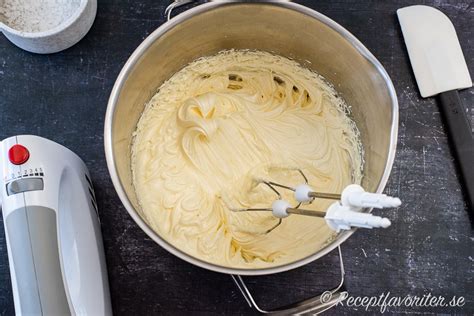Vispa  fett  samt strösocker vitt  samt fluffigt.