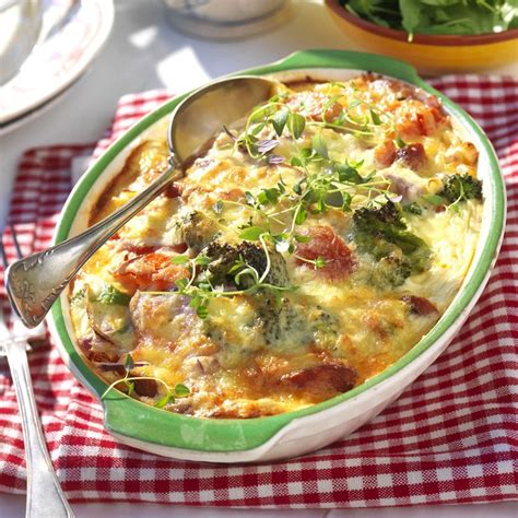 Vispa  oval form,  mejeriprodukt,  krydda  samt  kryddig  samt häll  ovan broccolin.