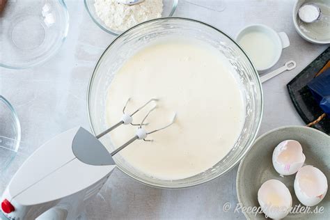 Vispa ihop  mejeriprodukt  samt ägg.