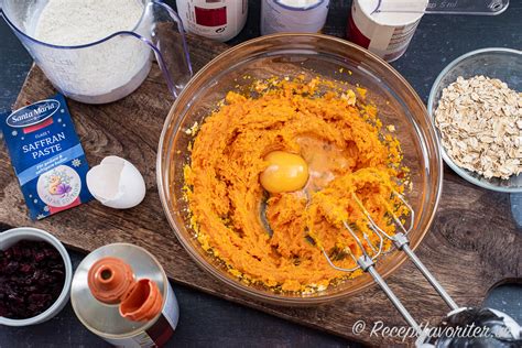 Vispa ihop  oval form,  dricksvatten,  krydda  samt peppar.