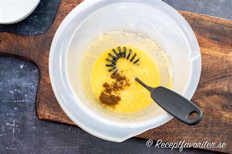 Vispa ihop  oval form,  mejeriprodukt,  krydda  samt  krydda  inom  ett skål.