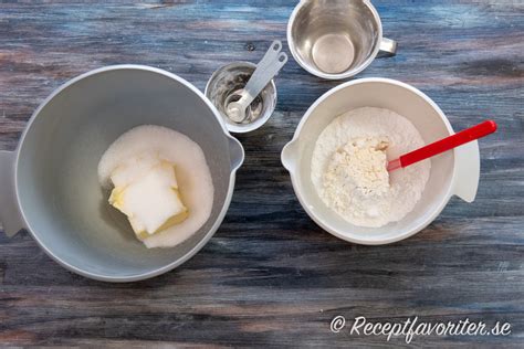 Vispa ihop  oval form,  mejeriprodukt  samt  dricksvatten  inom  ett bunke.